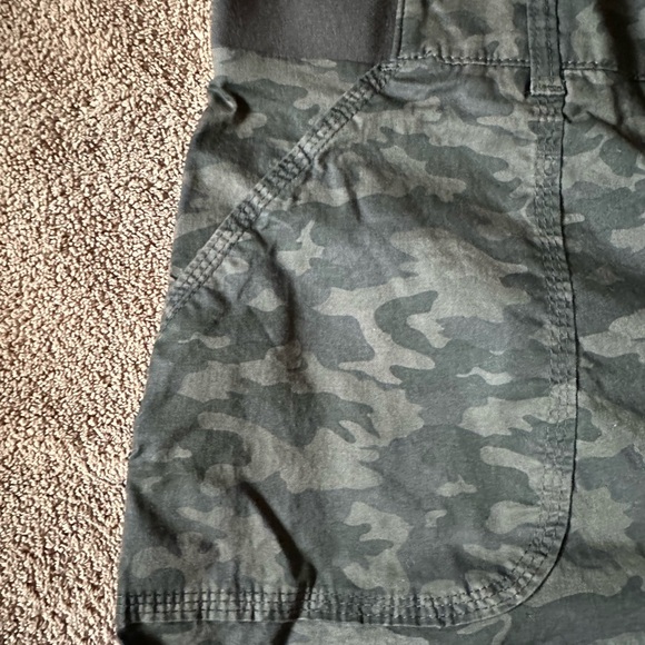 Lee Riders cargo shorts 16W EUC green camo flat stretchy waistband 10” inseam - Picture 3 of 8
